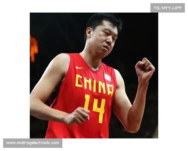 王治郅空降上海现场为选手赠送礼物球迷热情合影互动引爆全场